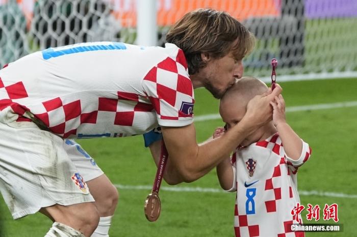 莫德里奇率克罗地亚夺世界杯季军谢幕之战