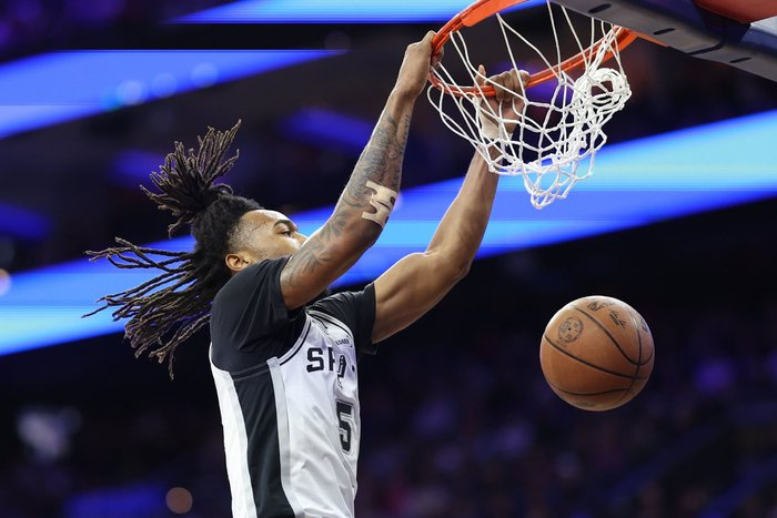马刺客场大胜灰熊 文班亚马统治攻防创三双准三